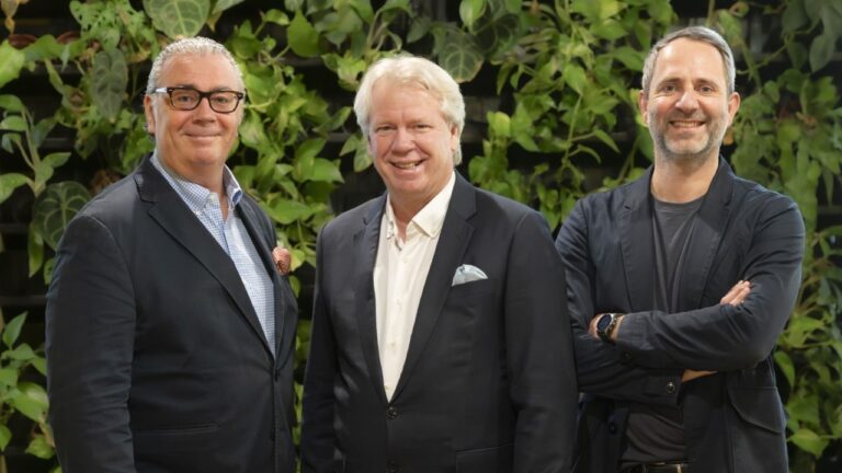 AMC-Präsident Willy Lehmann (Mitte), AMC-Vizepräsident Maximilian Mondel (links) und MCÖ-Vizepräsident Niko Pabst (rechts) wurden vom Bundesministerium für Wirtschaft, Energie und Tourismus mit der Organisation des Staatspreis Marketing betraut.